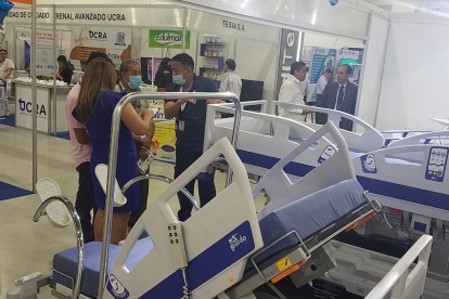 Visitantes a la Medicom 2022 consultan sobre las novedades en camas para salas de hospitales y consultorios.