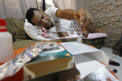 Tito Montoya, afiliado al IESS, muestra las pastillas que requiere para tratar la leucemia.