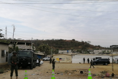 Autoridades se han reunido en un plantel de flor de bastión tras la muerte a tiros de un  estudiante