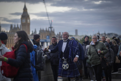 La fila para visitar la capilla ardiente de la reina Isabel II en Londres.