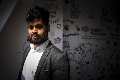 Nicolás Monzón, un argentino que ahora con 25 años está entre los 10 aspirantes al título de mejor estudiante del mundo, posa el 13 de septiembre de 2022 en Buenos Aires