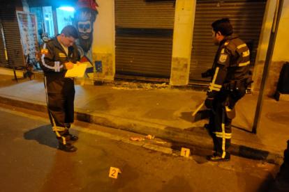 Evidencia. Cinco vainas hallaron en el exterior del local comercial donde se produjo el suceso.