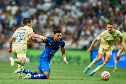 Joao Rojas juega en el Club de Fútbol Monterrey de la Primera División de México.​