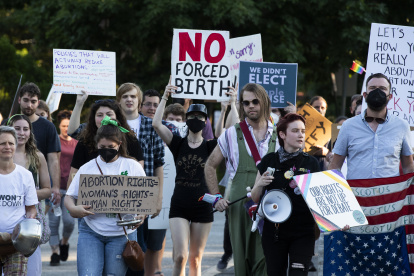 Personas se manifiestan a favor del derecho al aborto en Falls Church, Virginia (EE.UU.), en una fotografía de archivo.