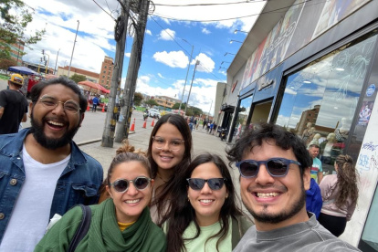 Joyce Macias y su grupo de amigos aprovecharon su visita para hacer compras.