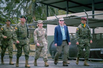 Laura Richardson se despidió de Ecuador con un aporte de equipo militar a las FF.AA.
