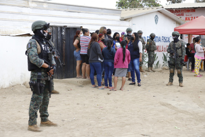 Militares custodian los exteriores de la Unidad Educativa Dolores Veintimilla de Galindo.