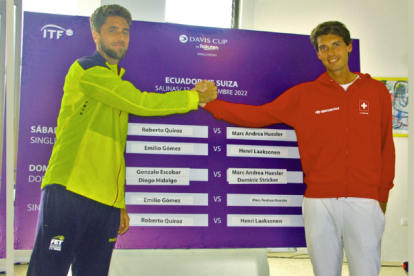 Roberto Quiroz, tenista ecuatoriano ubicado en el puesto 264 del ranking ATP, estrecha su mano con el suizo Marc Andrea Huesler (102), quien jugará el primer duelo de la serie.