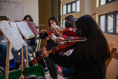 Jóvenes indígenas tzotziles, del proyecto musical "Por la paz de la zona norte", ensayan el 10 de septiembre de 2022, en el Centro Cultural de San Cristóbal de las Casas, Chiapas (México). EFE/Carlos López