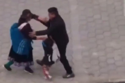 Cañar. Un hombre violento fue filmado cuando agredía a una mujer y su hija en el cantón Tambo.