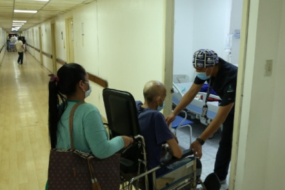 Un enfermero ayuda a un paciente en un hospital público. Según sus impulsores, la Ley de Carrera Sanitaria también los incluye.