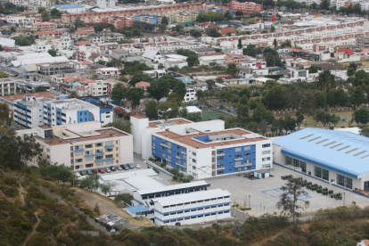 La escuela se ubica en la vía a la Mitad del Mundo y cuenta con varios espacios para la formación de los uniformados.