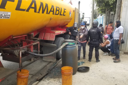 Miembros de la Policía custodian los derivados de hidrocarburos.
