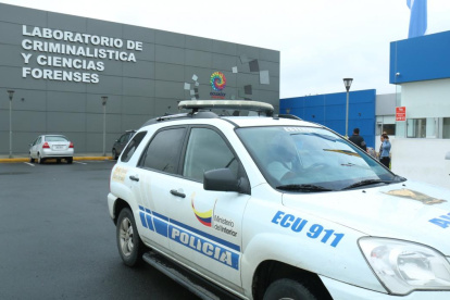 El cadáver fue trasladado al Laboratorio de Criminalística y Ciencias Forenses.