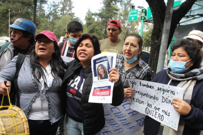 Elizabeth Otavalo junto a familiares y amigos de María Belén Bernal, desaparecida el 11de septiembre exigen justicia en las afueras de la Unidad de Flagrancia