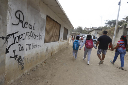 En las paredes de la escuela se leen los alias de criminales. Para evitar el contacto con delincuentes, se cerraron ventanales. Por eso, algunos padres ya no dejan solos a sus hijos