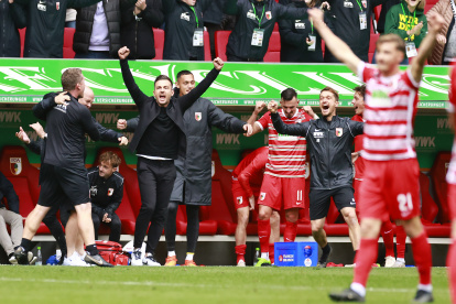 Los jugadores y cuerpo técnico del Augsburgo celebran la victoria sobre el Bayern de Múnich