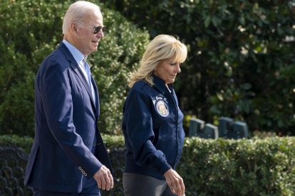 El presidente de EE.UU., Joe Biden, y la primera dama estadounidense, Jill Biden, salen de la Casa Blanca, este 17 de septiembre de 2022, en Washington.