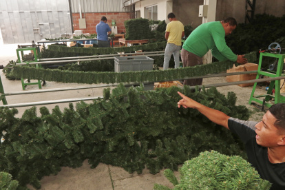 En la empresa Etyecu se contratan a más personal por la temporada de las fiestas de diciembre. Allí se ponen etiquetas a los productos importados, tiene local en Guayaquil y Quito.