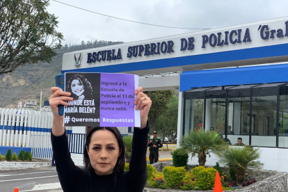 Esta mañana un grupo de mujeres realizó una protesta en los exteriores de la Escuela Superior de la Policía en Pusuquí.