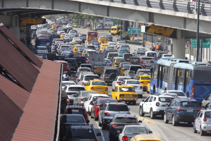 Tráfico en la urbe porteña ubicado en la Av. de las Américas sentido sur al norte.