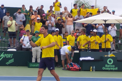 Emilio Gómez, tenista ecuatoriano, celebra el punto ante Suiza.