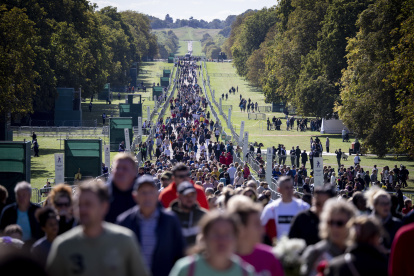 Funeral. Miles de personas hacen fila para poder ver el cuerpo de la reina.