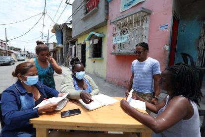 Acciones. Representantes de las familias perjudicadas alistan la solicitud que presentarán ante el Municipio de Guayaquil para que se defina el mecanismo para poner en regla sus documentos.