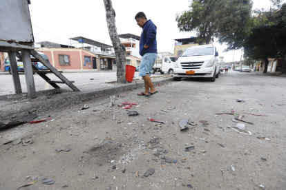 Resultado de la explosión un vehículo quedó con daños materiales