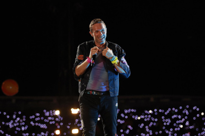 Chris Martin, vocalista de Coldplay, sonríe durante un concierto de la banda británica en Bogotá (Colombia), este 16 de septiembre de 2022.