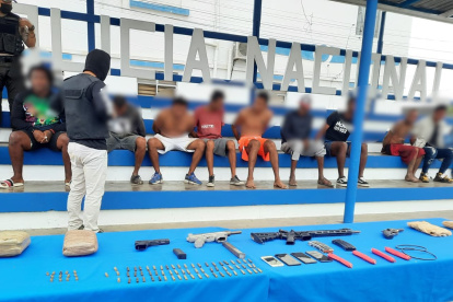 Evidencia. Seis bloques de droga se les encontró, además de un fusil y una subametralladora.