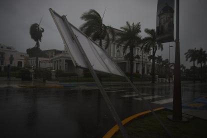 El huracán Fiona tocó este domingo tierra en el suroeste de Puerto Rico con vientos máximos sostenidos de 140 kilómetros por hora (85 millas),