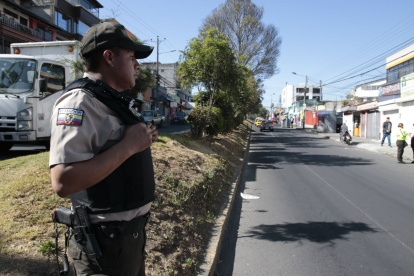 Operativos. En la mañana, cada 30 minutos, en diferentes puntos, los uniformados policiales realizan control de armas y antecedentes a conductores de autos y motocicletas.