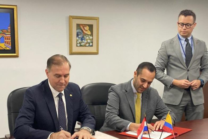 Documento. La firma fue dada por los máximos diplomáticos de Ecuador y Paraguay.