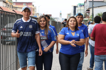 Los hinchas de Emelec mientras llegaban al estadio Capwell.
