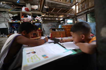Nostalgia. En varios sectores populares de Guayaquil hay cientos de niños que ya no van a la escuela, pero desde sus casas todos los días ven pasar a quienes sí tienen la suerte de pertenecer al sistema educativo. 2. Empeño. Algunos niños no quieren perder el ritmo del aprendizaje y, aunque no van a la escuela, esperan pronto hacerlo.