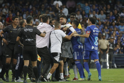 Incidentes entre jugadores de Emelec y Barcelona.
