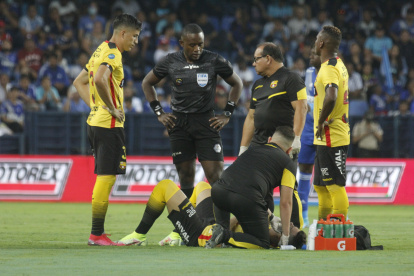 Paco Rodríguez, jugador de Barcelona, es atendido en el césped.