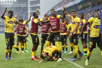 Damián Díaz, jugador de Barcelona, se toma la oreja en el césped tras el lanzamiento de un objeto desde las graderías del Capwell.