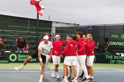 . El equipo suizo festeja el partido ganado por Alexander Ritschard (blanco), que les permite dejar afuera a Ecuador en la pelea por llegar a las Finales de la Davis.