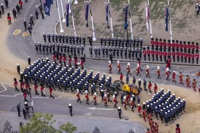 En un día ligeramente soleado en la capital británica, miles de personas se han colocado a ambos lados del recorrido de la procesión, en un ambiente de profundo silencio.