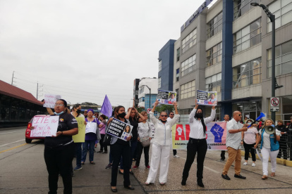 Plantón en cuartel Modelo por la muerte de María Belén Bernal.
