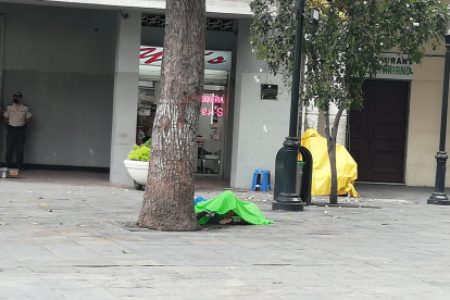 El cuerpo del fiscal quedó tendido en el suelo.