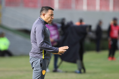 El entrenador de Aucas, César Farías,