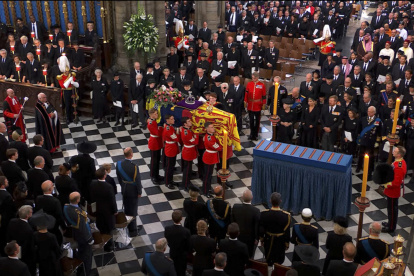 Captura de video de una vista general del funeral de Isabel II en la abadía de Westminster, en Londres, a la que asisten líderes mundiales.