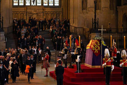 Miembros del público presentan sus respetos al pasar ante el féretro de la reina Isabel II en el interior de "Westminster Hall".