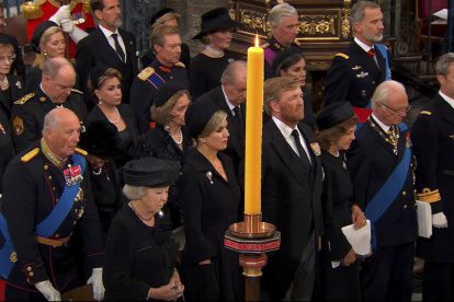 Captura de video de los reyes de España, Felipe VI y Letizia, junto a los eméritos, Juan Carlos y Sofía, en el funeral de Isabel II en la abadía de Westminster, en Londres, la primera imagen conjunta de los cuatro desde 2020.