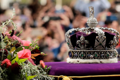 El ataúd de la reina Isabel II es transportado desde la Abadía de Westminster hacia el Castillo de Windsor este lunes.