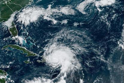 Imagen satelital cedida hoy por la Oficina Nacional de Administración Oceánica y Atmosférica de Estados Unidos (NOAA), a través del Centro Nacional de Huracanes (NHC), donde se muestra la localización del huracán Fiona en el Atlántico.