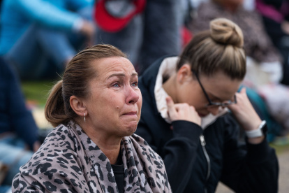 Una mujer se emociona al ver el funeral de estado de la reina Isabel II en la pantalla en Hyde Park en Londres este 19 de septiembre.